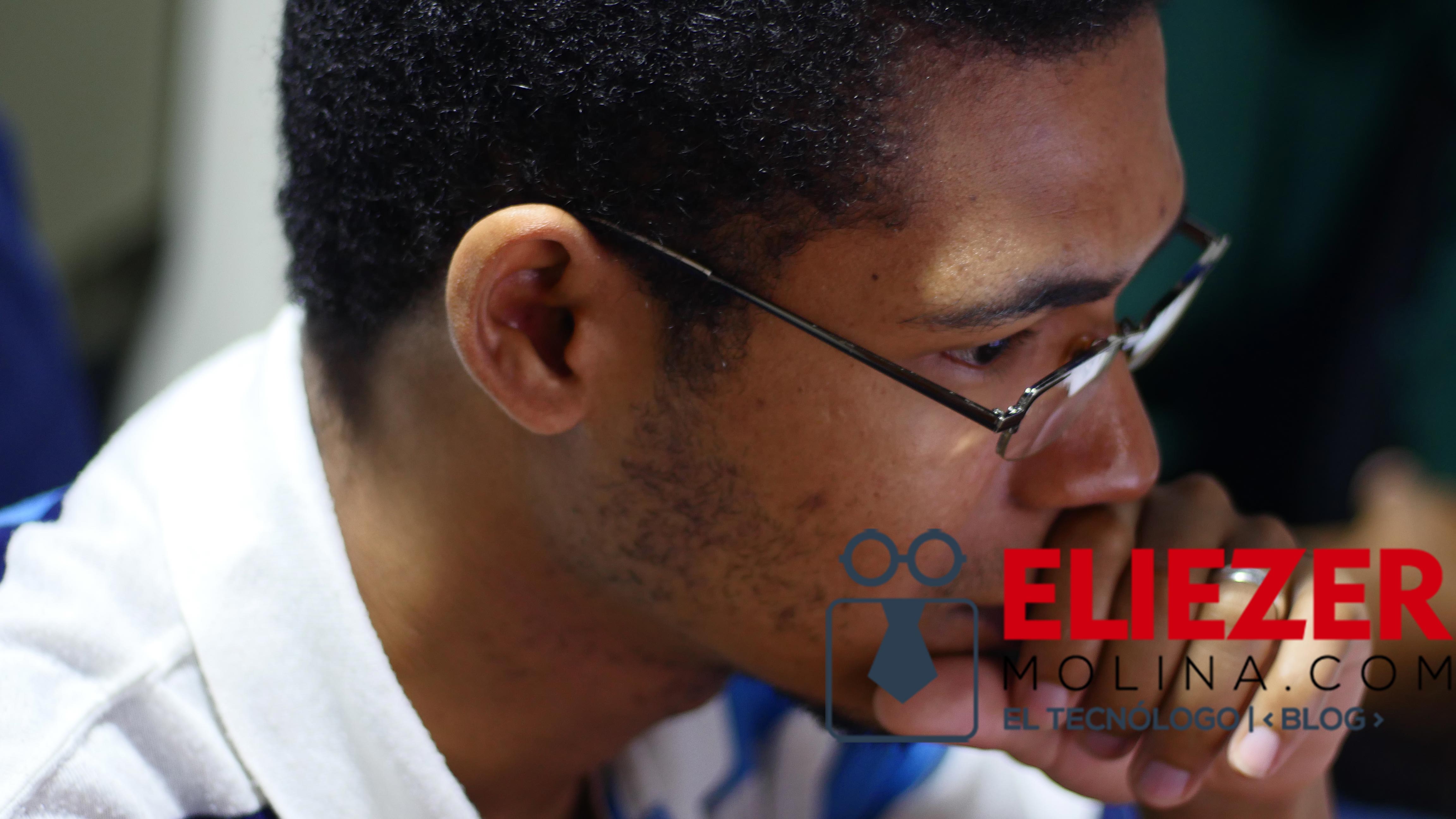 Eliezer Molina trabajando en una sesión técnica